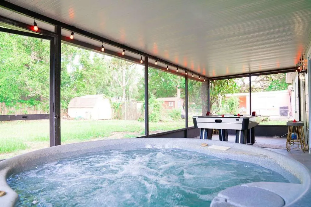Family Home With Spa & Game Room 탬파
