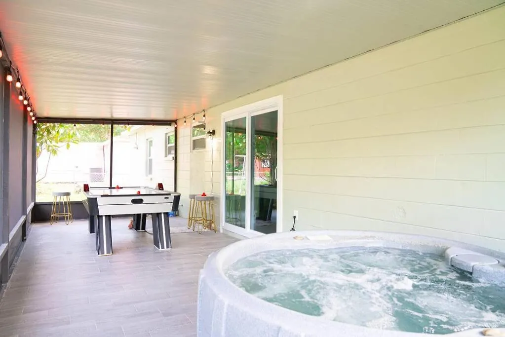 Family Home With Spa & Game Room 탬파
