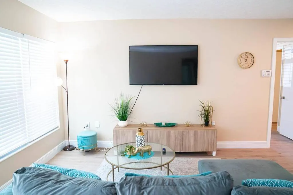 Family Home With Spa & Game Room 탬파